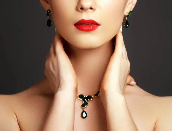 Элегантная Модная Женщина Драгоценностями Красивая Женщина Изумрудным Ожерельем Молодая Модель — стоковое фото
