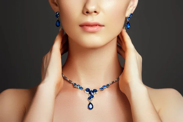 Κομψά Μοντέρνα Γυναίκα Κοσμήματα Όμορφη Γυναίκα Ένα Κρύσταλλο Κολιέ Ομορφιά — Φωτογραφία Αρχείου