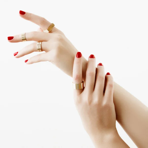 手肌のケア 爪にマニキュアを光と美しい女性の手のクローズ アップ 手と治療のためのクリーム — ストック写真