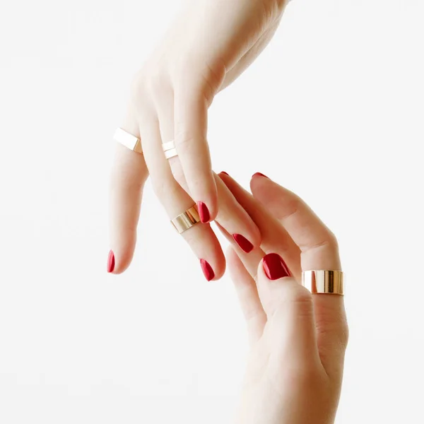 手部皮肤护理 光修指甲指甲上的美丽的女人双手的特写 奶油的手和治疗 — 图库照片