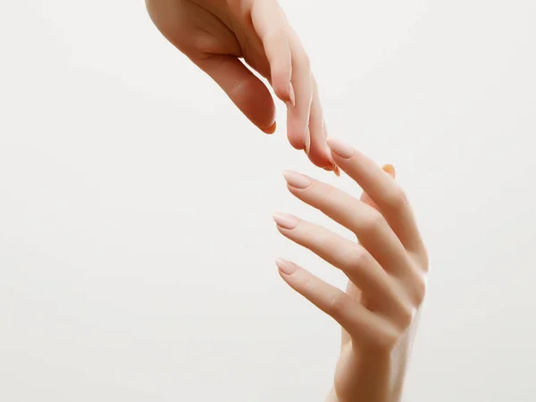 手部皮肤护理 光修指甲指甲上的美丽的女人双手的特写 奶油的手和治疗 — 图库照片
