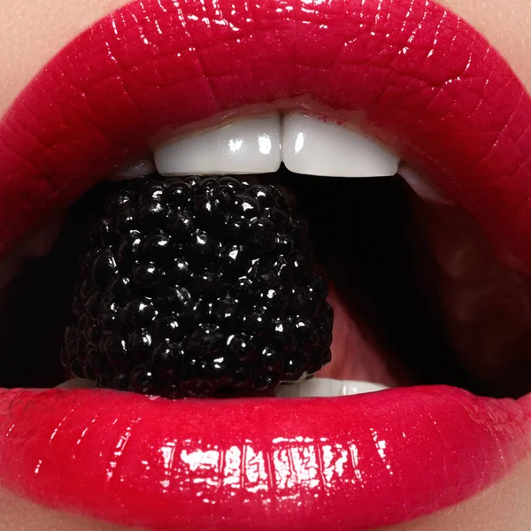 Primer Plano Los Labios Mujer Con Maquillaje Brillante Rojo Moda — Foto de Stock