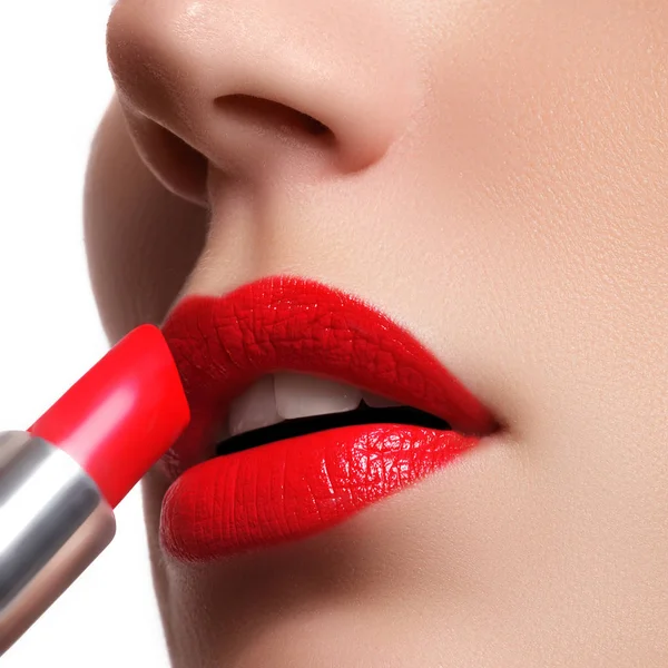 Donna Che Applica Rossetto Modello Dipinto Labbra Rosse Bellezza Viso — Foto Stock