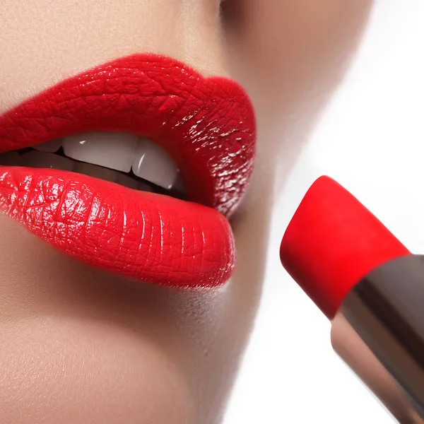 Kozmetik Makyaj Trendler Parlak Dudak Parlatıcısı Ruj Kırmızı Dudak Makyajlı — Stok fotoğraf