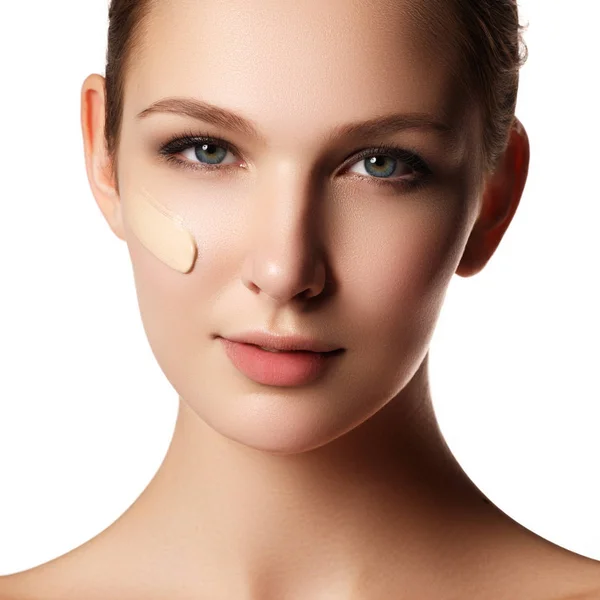 Krásná Tvář Mladé Ženy Kosmetickým Nadace Kůži Kosmetické Ošetření Koncept — Stock fotografie