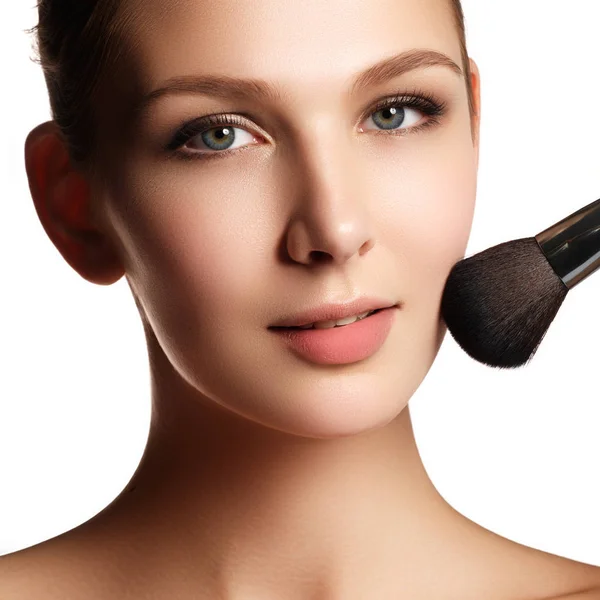 Skönhet Modell Med Makeup Borste Ljusa Make För Brunett Kvinna — Stockfoto