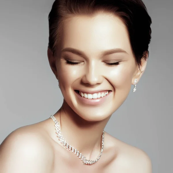 Κομψά Μοντέρνα Γυναίκα Κοσμήματα Όμορφη Γυναίκα Ένα Διαμαντένιο Κολιέ Ομορφιά — Φωτογραφία Αρχείου
