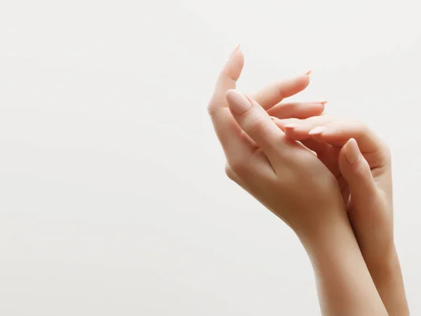 Περιποίηση Χεριών Δέρματος Κοντινό Πλάνο Όμορφη Γυναίκα Χέρια Ελαφρύ Μανικιούρ — Φωτογραφία Αρχείου