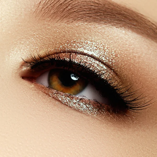 Perfekte Form Von Augenbrauen Braunen Lidschatten Und Langen Wimpern Kosmetik — Stockfoto