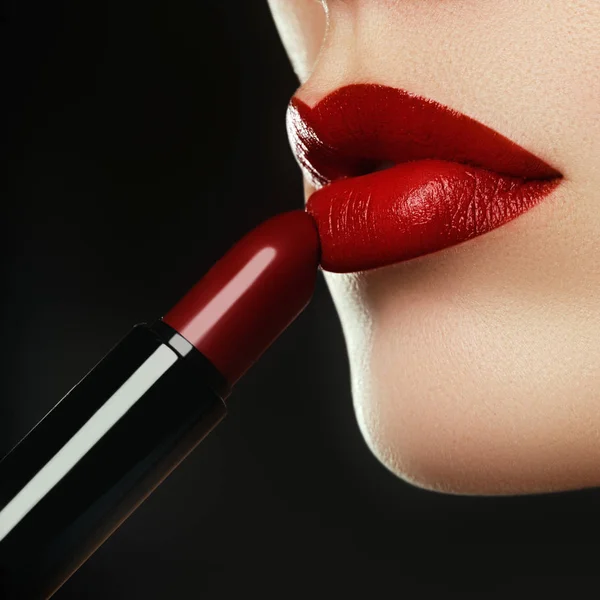 美しい唇 化粧品の広告のためのクローズ アップ 素晴らしいアイデアです モデル適用赤い口紅で極端にクローズ アップ メイク プロフェッショナルでありながらレトロなメイク 赤い口紅 — ストック写真
