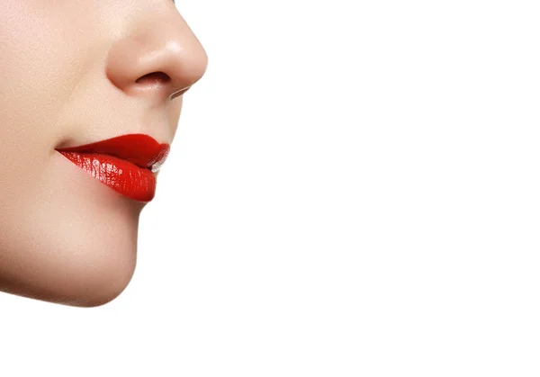 Primer Plano Labios Mujer Con Lápiz Labial Rojo Hermosos Labios — Foto de Stock