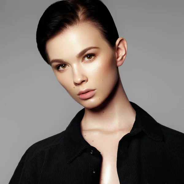 Portrét Modelky Černé Košili Krásná Mladá Žena Šedém Pozadí Model — Stock fotografie