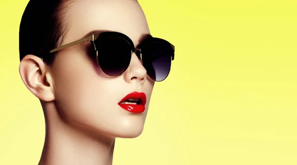 Fashion Sunglasses Sexy Woman Swimsuit Golden Sunglasses Glamour Shot Beautiful — Stock Photo, Image