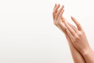 Güzel kadın eller. Kadın el krem, losyon. Spa ve manikür kavramı. Fransız manikür ile eller. Yumuşak cilt, Cilt Bakımı kavramı. El Cilt Bakımı.