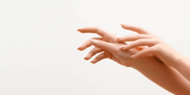 Güzel kadın eller. Kadın el krem, losyon. Spa ve manikür kavramı. Fransız manikür ile eller. Yumuşak cilt, Cilt Bakımı kavramı. El Cilt Bakımı.