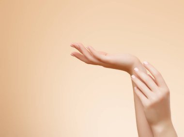 Güzel kadın eller. Kadın el krem, losyon. Spa ve manikür kavramı. Fransız manikür ile eller. Yumuşak cilt, Cilt Bakımı kavramı. El Cilt Bakımı.