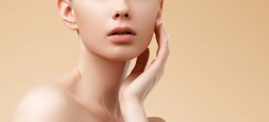 Güzellik Spa kadın mükemmel cilt portre ile. Güzel sarışın Spa kız. Bir ürün öneriyor. Reklam için hareketler. Bej renkli arka plan