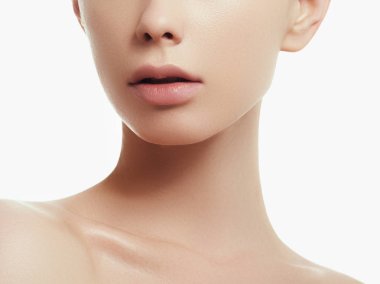 Temiz cilt ile güzel genç gülümseyen kadın. Yüz tedavi. Kozmetik, güzellik ve spa. Güzellik Cilt Bakımı famale yüz. Etkileyici yüz ifadeleri