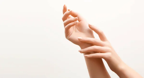 美丽的女人的手 女性手涂抹奶油 化妆水 Spa 和修指甲的概念 法式指甲的女性手 皮肤柔软 护肤理念 手肤护理 — 图库照片