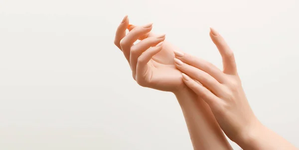 Güzel kadın eller. Kadın el krem, losyon. Spa ve manikür kavramı. Fransız manikür ile eller. Yumuşak cilt, Cilt Bakımı kavramı. El Cilt Bakımı.