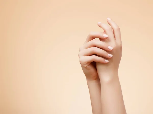 Krásná Žena Ruce Používání Krému Krém Ženské Ruce Koncept Wellness — Stock fotografie