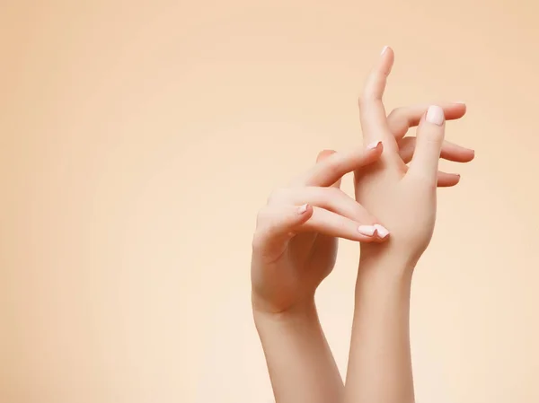 Hermosas Manos Mujer Las Manos Femeninas Aplicando Crema Loción Concepto — Foto de Stock