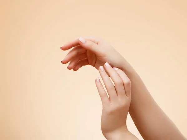 Imagen Cerca Las Manos Una Hermosa Mujer Con Manicura Rosa — Foto de Stock