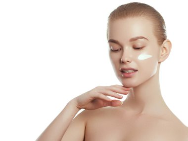 Güzellik kadını yüz portre. Güzel genç kadın temiz taze cilt ile temas kendi yüz ve vücut. Yüz tedavi. Kozmetik, güzellik ve spa