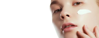 Güzellik kadını yüz portre. Güzel genç kadın temiz taze cilt ile temas kendi yüz ve vücut. Yüz tedavi. Kozmetik, güzellik ve spa