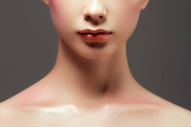 Kozmetik, makyaj ve eğilimleri. Parlak ruj ve dudak ruj. Tatlı kırmızı dudak makyaj ile güzel kadın ağız. Kadın yüzü güzel parçası. Mükemmel temiz cilt