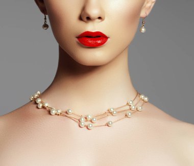 Kozmetik, makyaj ve eğilimleri. Parlak ruj ve dudak ruj. Closeup kırmızı dudak makyaj ile güzel kadın yüzü. Kadın yüzü güzel parçası. Kırmızı ışıkta mükemmel temiz cilt