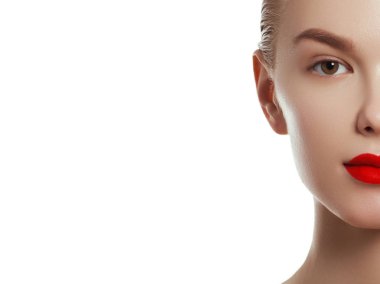 Güzellik kavramı. Muhteşem genç esmer kadın yüz portre. Güzellik modeli kız ile parlak kaşları, makyaj, kırmızı dudakları mükemmel. Seksi Bayan makyaj partisi için. İzole