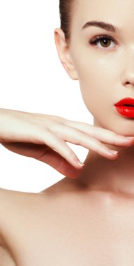 Güzellik kavramı. Muhteşem genç esmer kadın yüz portre. Güzellik modeli kız ile parlak kaşları, makyaj, kırmızı dudakları mükemmel. Seksi Bayan makyaj partisi için. İzole