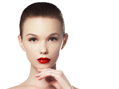 Güzellik kavramı. Muhteşem genç esmer kadın yüz portre. Güzellik modeli kız ile parlak kaşları, makyaj, kırmızı dudakları mükemmel. Seksi Bayan makyaj partisi için. İzole