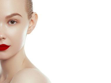 Makyaj, kozmetik. Güzel genç kadın portresi. Güzellik makyajlı, kırmızı dudaklı, mükemmel ciltli güzel bir kız. Yeşil gözlü çekici bir bayan. Gençlik ve Deri Bakımı Konsepti