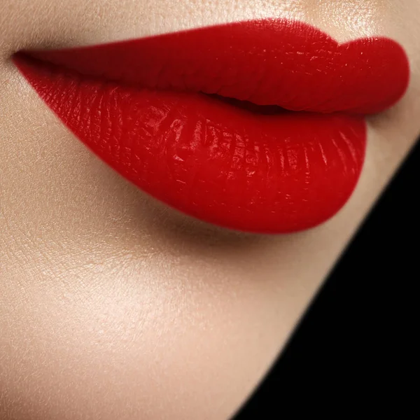 化粧品 メイクや傾向 鮮やかな口紅の唇に 赤い唇のメイクと美容女性口のクローズ アップ 女性の顔の美しい部分 きれいな 完璧な肌 — ストック写真