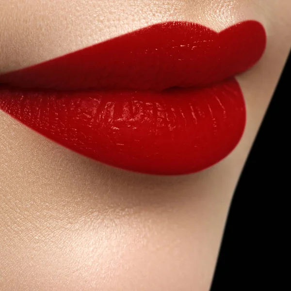 Cosméticos Maquiagem Tendências Batom Brilhante Nos Lábios Fechar Boca Feminina — Fotografia de Stock