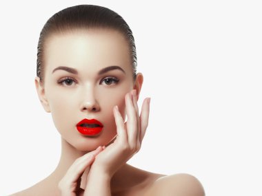 Güzellik kız. Güzel kadın yüz studio beyaz üzerine kapatın. Doğal makyaj, temiz cilt üzerinde beyaz arka plan ile gülümseyen güzel kadın