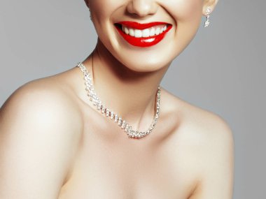 Güzellik yüz. Makyaj sanatçı kavramı. Sevimli kız kırmızı ruj geçerlidir. Güzel bir kadın yüzü. Makyaj ustası, dudaklar genç güzellik modeli kız boyama. Süreç içinde makyaj