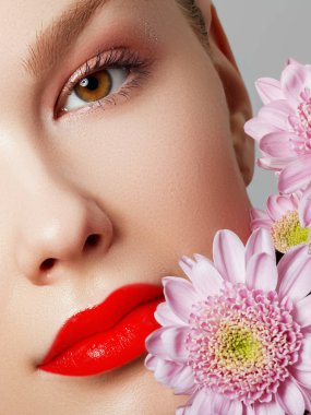 Kadın sağlığı. Kırmızı seksi dudaklar. Ağzını aç. Makyaj kozmetik. Kavram olun. Beyaz arka plan üzerinde izole güzellik model kızın yüzü. Dolgu enjeksiyonları. Dudak büyütme, güzel mükemmel dudaklar