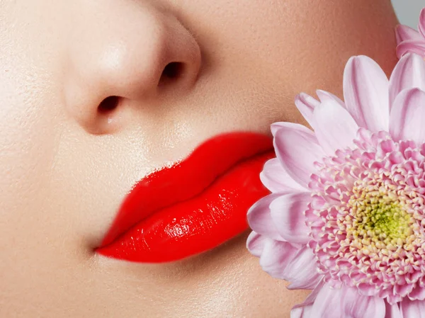 Kvinna Hälsa Röda Sexiga Läppar Öppen Mun Smink Kosmetika Göra — Stockfoto