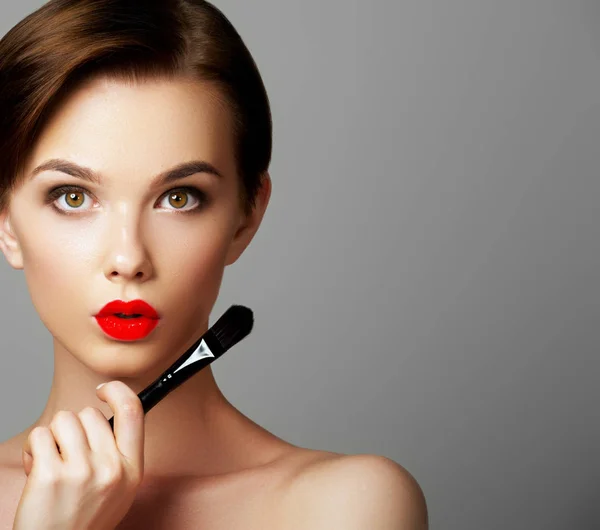 Maquillaje Artista Aplica Lápiz Labial Rojo Hermosa Cara Mujer Mano — Foto de Stock