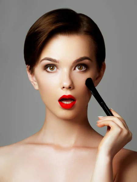 Maquillaje Artista Aplica Lápiz Labial Rojo Hermosa Cara Mujer Mano — Foto de Stock