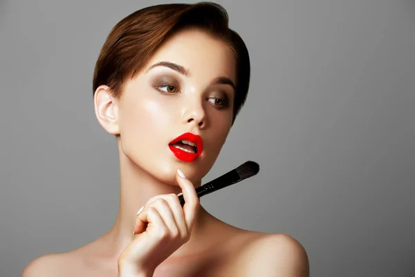 Maquiagem Artista Aplica Batom Vermelho Cara Mulher Bonita Mão Mestre — Fotografia de Stock