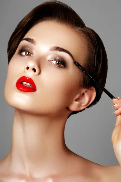 Maquillaje Artista Aplica Lápiz Labial Rojo Hermosa Cara Mujer Mano — Foto de Stock
