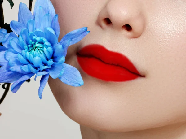 Dudakları Ile Çiçek Yakın Çekim Güzel Kadın Dudakları Parlak Kırmızı — Stok fotoğraf