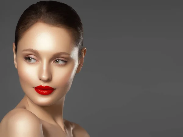 Güzellik Moda Model Kadın Yüzü Öğe Dikey Mükemmel Cilt Kırmızı — Stok fotoğraf