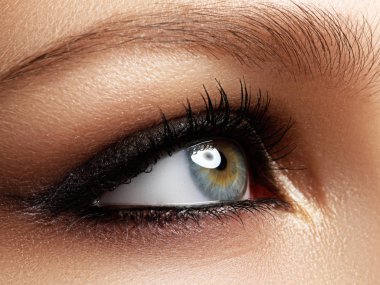 Mavi kadın göz tonları dumanlı gözler makyaj ile güzel brown ile kapatın. Modern moda makyaj. Çıplak makyaj. Temiz cilt, uzun kirpikler
