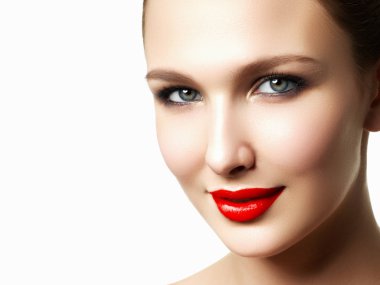 Kadın sağlığı. Kırmızı seksi dudaklar. Ağzını aç. Makyaj kozmetik. Kavram olun. Beyaz arka plan üzerinde izole güzellik model kızın yüzü. Dolgu enjeksiyonları. Dudak büyütme, güzel mükemmel dudaklar