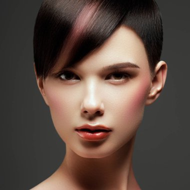 Muhteşem genç esmer kadın yüz portre. Güzellik modeli kız ile parlak kaşları, kalıcı makyaj, Pembe dudakları mükemmel. Seksi Bayan makyaj partisi için. Beyaz arka plan üzerinde izole